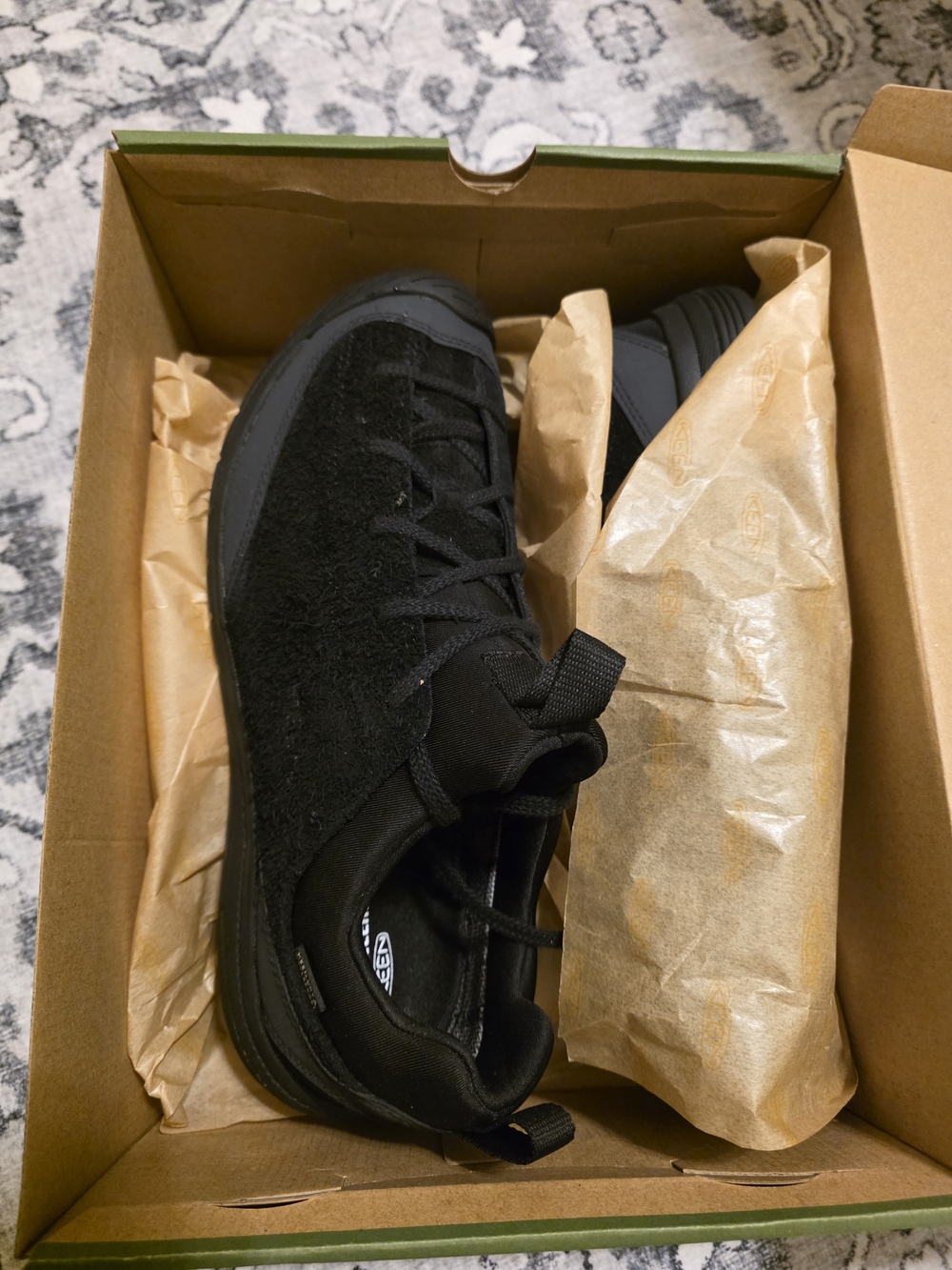 Brand new KEEN men’s sneakers in size 10! 🖤